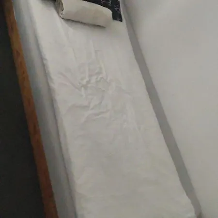 Δωμάτια σε οικογενειακή κατοικία To Close *